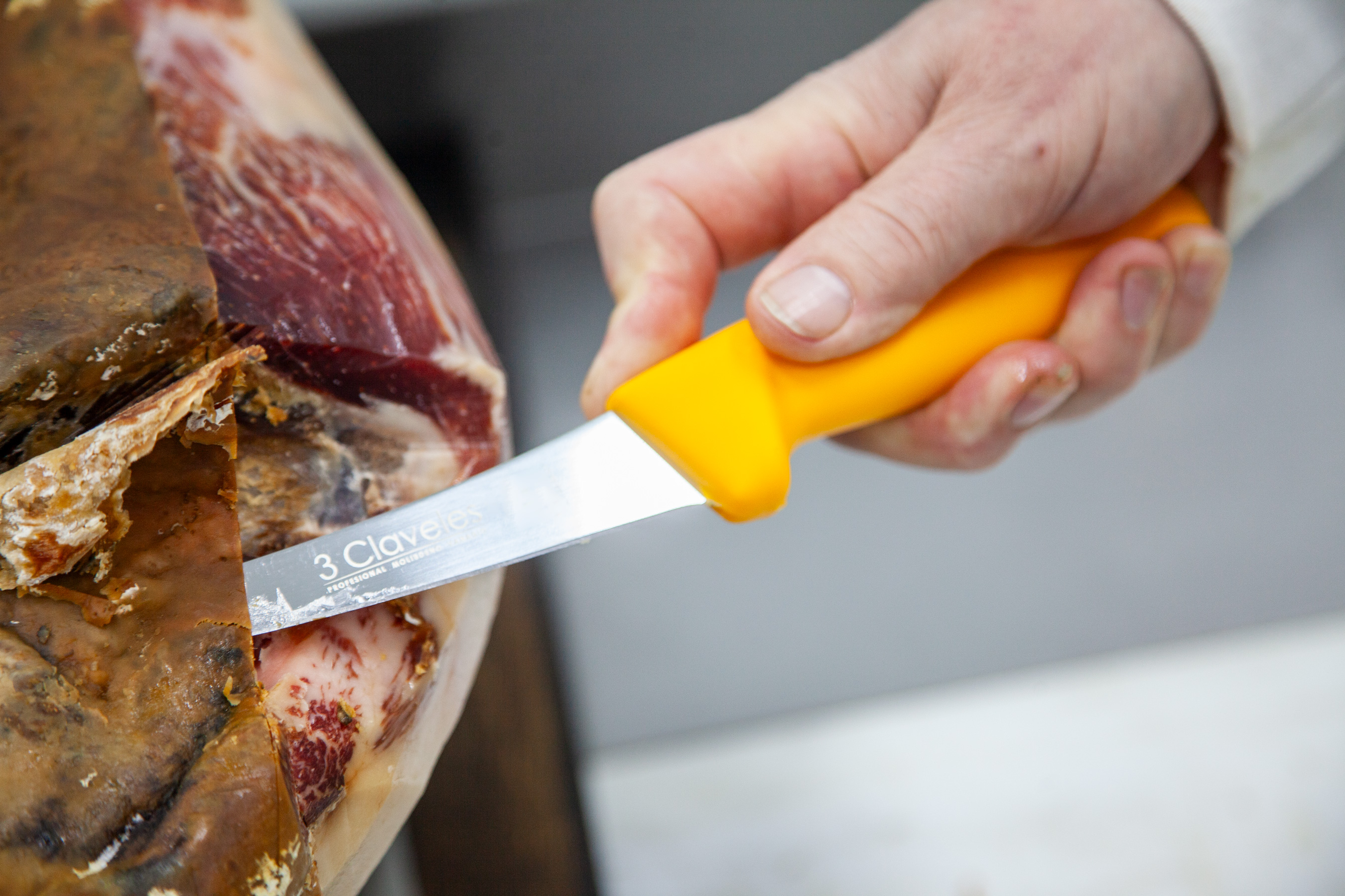 Cuándo usar cuchillo deshuesador para cortar jamón